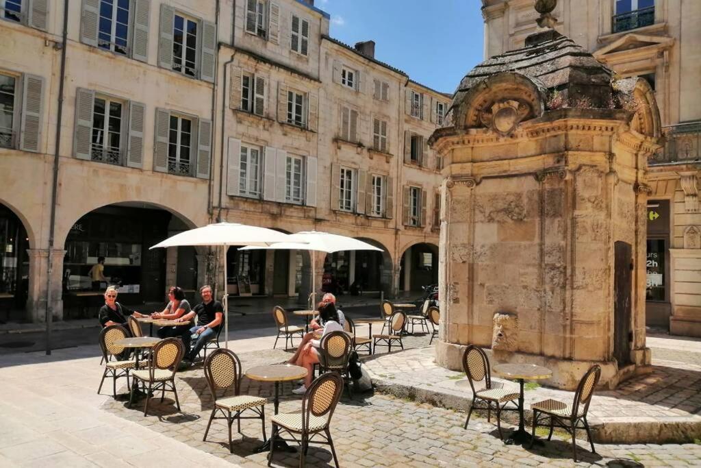 Superbe Duplex De 70M2 Avec 2 Chambres En Hyper Centre Au Calme Sur Cour Classe 3 Etoiles Avec Parking En Option La Rochelle  Kültér fotó
